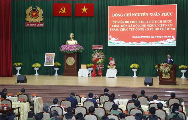 Presidente vietnamita urge a garantizar seguridad social en ocasión del Tet ảnh 4 Presidente vietnamita urge a garantizar seguridad social en ocasión del Tet ảnh 4