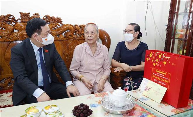 Presidente del Parlamento vietnamita felicita a fuerzas de seguridad y salud de Ca Mau por el Tet ảnh 3 Presidente del Parlamento vietnamita felicita a fuerzas de seguridad y salud de Ca Mau por el Tet ảnh 3