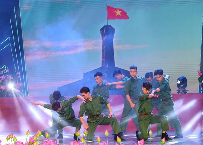 Programa artístico saluda el aniversario 92 del Partido Comunista de Vietnam ảnh 2