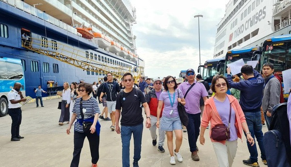 Bahía de Ha Long, destino favorito de turistas en asueto por Año Nuevo 2024 ảnh 2 Bahía de Ha Long, destino favorito de turistas en asueto por Año Nuevo 2024 ảnh 2