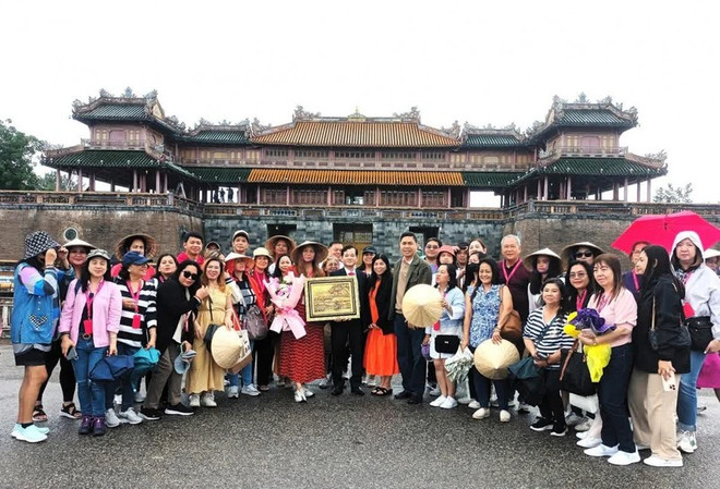 Agencias de viajes de Filipinas exploran destinos en provincia vietnamita ảnh 1