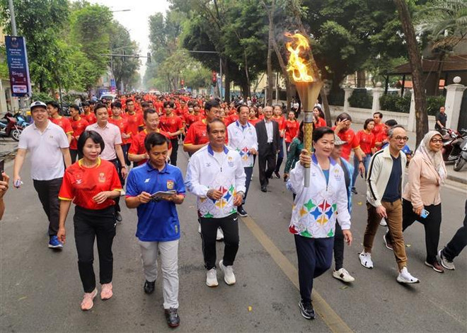 Celebran relevo de antorcha de SEA Games 32 en Hanoi ảnh 2 Celebran relevo de antorcha de SEA Games 32 en Hanoi ảnh 2