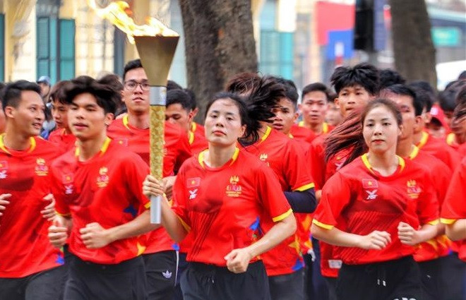 Celebran relevo de antorcha de SEA Games 32 en Hanoi ảnh 1 Celebran relevo de antorcha de SEA Games 32 en Hanoi ảnh 1