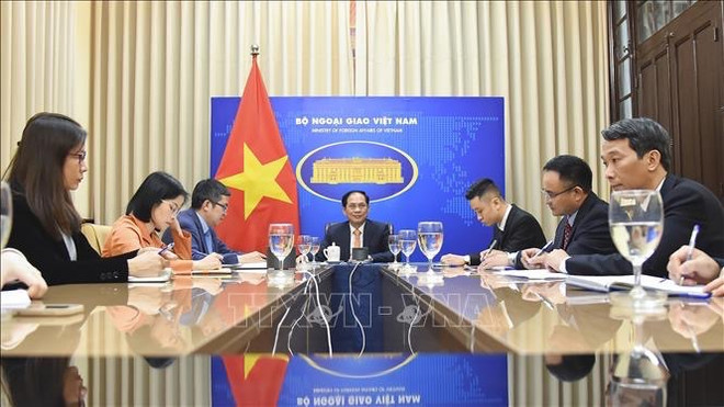 Canciller vietnamita sostiene conversación telefónica con su homólogo chino ảnh 1 Canciller vietnamita sostiene conversación telefónica con su homólogo chino ảnh 1