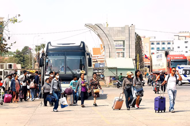 Turismo vietnamita atrae excursionistas de Camboya ảnh 1