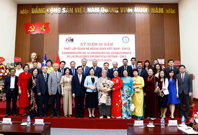 Efectúan ceremonia en saludo al 52 aniversario de nexos diplomáticos Vietnam-Chile ảnh 1 Efectúan ceremonia en saludo al 52 aniversario de nexos diplomáticos Vietnam-Chile ảnh 1