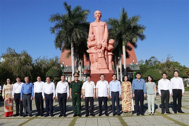 Presidente del Parlamento de Vietnam realiza visita de trabajo a la provincia Binh Thuan ảnh 2 Presidente del Parlamento de Vietnam realiza visita de trabajo a la provincia Binh Thuan ảnh 2