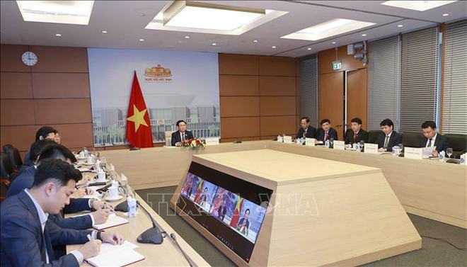 Máximos dirigentes legislativos vietnamitas y chinos sostienen conversaciones en línea ảnh 3 Máximos dirigentes legislativos vietnamitas y chinos sostienen conversaciones en línea ảnh 3