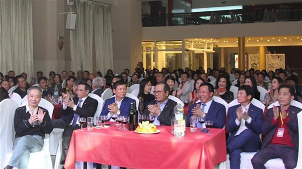Programa artístico promueve valores tradicionales entre vietnamitas en la República Checa ảnh 1 Programa artístico promueve valores tradicionales entre vietnamitas en la República Checa ảnh 1