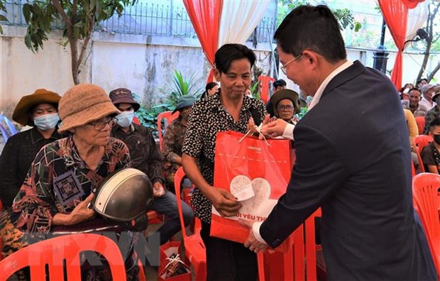 Viettel Global entrega regalos a la comunidad de origen vietnamita en Camboya ảnh 1
