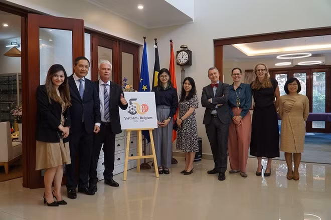 Anuncian logotipo conmemorativo a aniversario de relaciones diplomáticas Vietnam - Bélgica ảnh 2