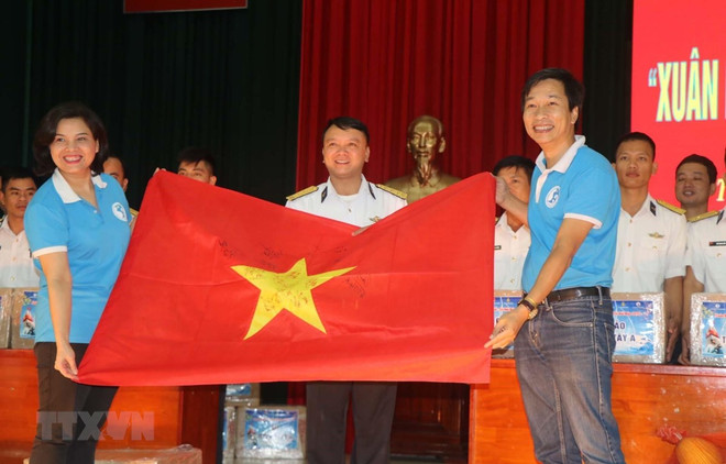 Entregan regalos por Año Nuevo Lunar a soldados estacionados en zonas insulares ảnh 1 Entregan regalos por Año Nuevo Lunar a soldados estacionados en zonas insulares ảnh 1