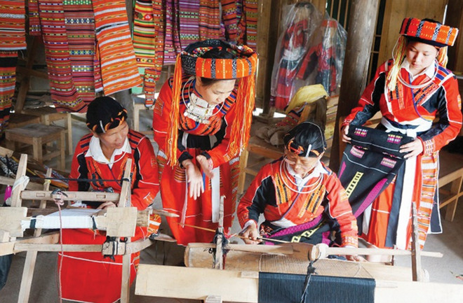 Oficio de tejeduría, tradición trascendida de generación en generación de etnia vietnamita Pa Then ảnh 1 Oficio de tejeduría, tradición trascendida de generación en generación de etnia vietnamita Pa Then ảnh 1