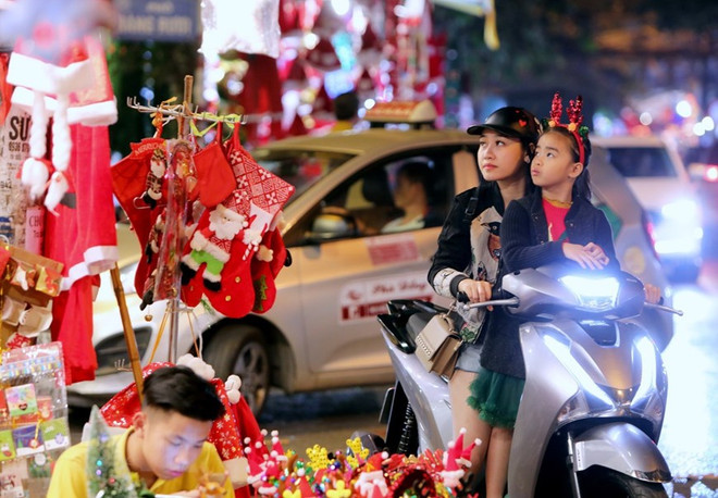 Atmósfera de alegría predomina grandes urbes vietnamitas en vísperas de Navidad ảnh 1
