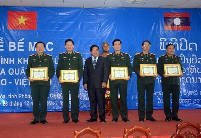 Ofrecen ejércitos de Vietnam y Laos atención médica a 11,660 laosianos ảnh 1