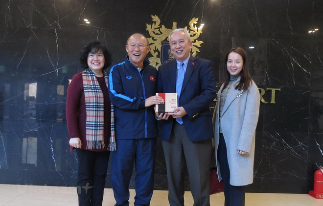 Diplomáticos en Corea del Sur felicitan al equipo sub23 de Vietnam ảnh 1 Diplomáticos en Corea del Sur felicitan al equipo sub23 de Vietnam ảnh 1