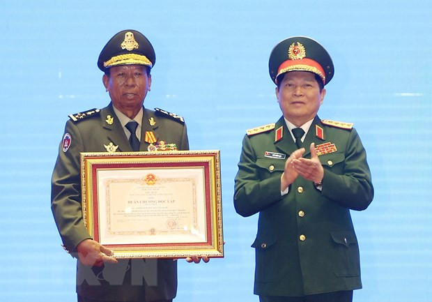 Honran a dirigentes con destacados méritos en fomento de relaciones Vietnam-Laos-Camboya ảnh 1 Honran a dirigentes con destacados méritos en fomento de relaciones Vietnam-Laos-Camboya ảnh 1