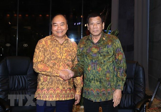 Premier vietnamita se reúne con presidente filipino en Indonesia ảnh 1 Premier vietnamita se reúne con presidente filipino en Indonesia ảnh 1