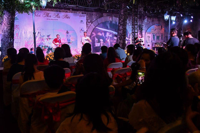 Colores del otoño tiñen a la moda en Vietnam ảnh 1 Colores del otoño tiñen a la moda en Vietnam ảnh 1