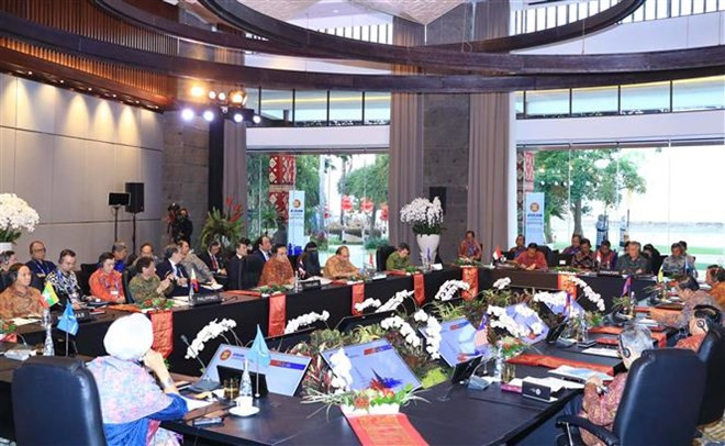Premier vietnamita asiste a la Reunión de líderes de ASEAN ảnh 1 Premier vietnamita asiste a la Reunión de líderes de ASEAN ảnh 1