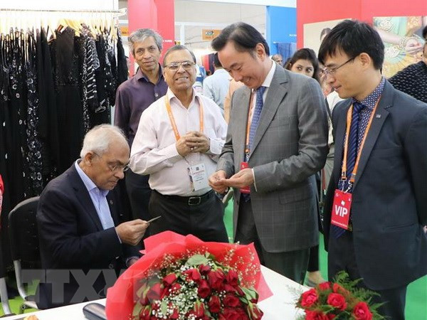 Empresas vietnamitas participan en feria internacional de seda en la India ảnh 1 Empresas vietnamitas participan en feria internacional de seda en la India ảnh 1