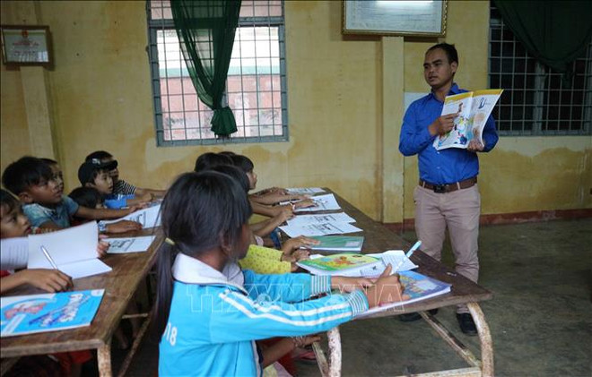Brindan clase gratuita del idioma inglés para estudiantes de etnia minoritaria en Lam Dong ảnh 1 Brindan clase gratuita del idioma inglés para estudiantes de etnia minoritaria en Lam Dong ảnh 1
