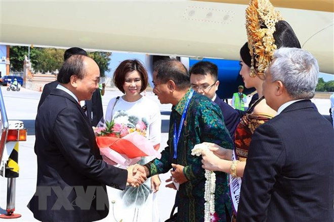 Premier de Vietnam llega a Indonesia para reunión de líderes de ASEAN ảnh 1 Premier de Vietnam llega a Indonesia para reunión de líderes de ASEAN ảnh 1