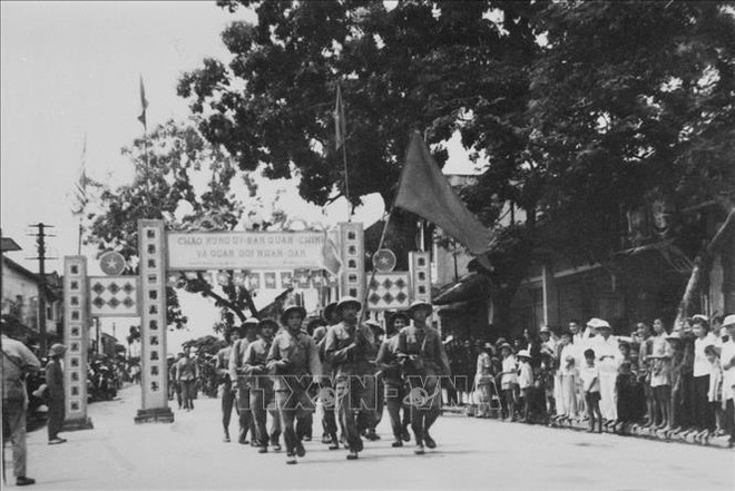 Exposición fotográfica revive celebraciones del Día de Liberación de Hanoi ảnh 1 Exposición fotográfica revive celebraciones del Día de Liberación de Hanoi ảnh 1