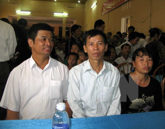 Procesan a expolicía y exfiscal vietnamitas por falsificar documentos ảnh 1