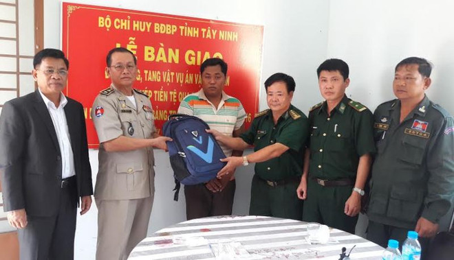 Vietnam entrega a Cambodia sujeto de caso de transporte ilegal de divisas ảnh 1 Vietnam entrega a Cambodia sujeto de caso de transporte ilegal de divisas ảnh 1