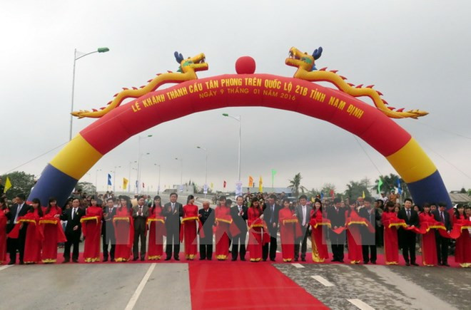 Entra en funcionamiento puente Tan Phong en provincia norteña de Nam Dinh ảnh 1 Entra en funcionamiento puente Tan Phong en provincia norteña de Nam Dinh ảnh 1