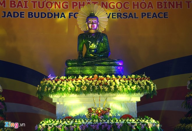 Vietnamitas oran por paz ante estatua budista más grande de mundo ảnh 1 Vietnamitas oran por paz ante estatua budista más grande de mundo ảnh 1