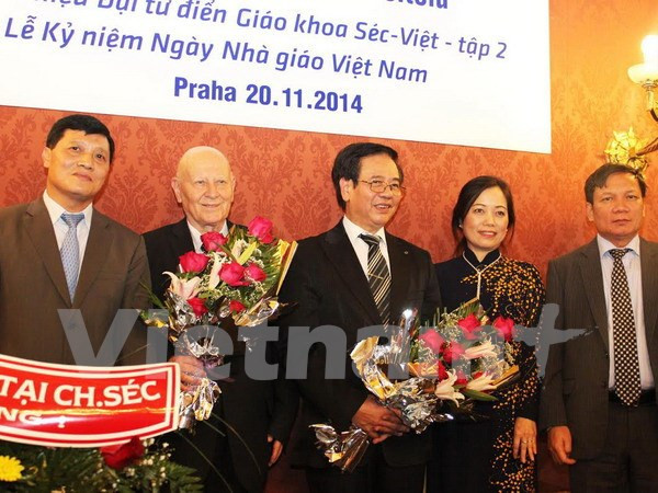 Presentan tercer tomo de gran diccionario checo- vietnamita ảnh 1