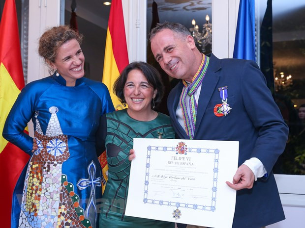 Recibe director general de VNA la Orden del Mérito Civil otorgada por el Rey de España ảnh 4 Recibe director general de VNA la Orden del Mérito Civil otorgada por el Rey de España ảnh 4