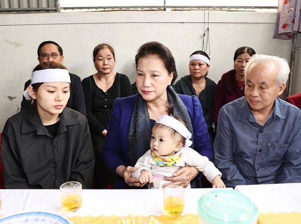 Presidenta del Parlamento visita a familias de soldados fallecidos en incidente en centro de Vietnam ảnh 1 Presidenta del Parlamento visita a familias de soldados fallecidos en incidente en centro de Vietnam ảnh 1