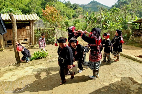 Niños de Dao Tien disfrutan el Tet ảnh 4