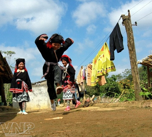 Niños de Dao Tien disfrutan el Tet ảnh 5
