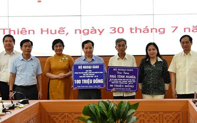 Entregan obsequios a ciudadanos con méritos revolucionarios en Thua Thien-Hue ảnh 1 Entregan obsequios a ciudadanos con méritos revolucionarios en Thua Thien-Hue ảnh 1