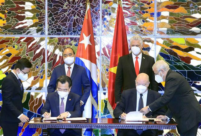Presidentes de Vietnam y Cuba debaten orientaciones para consolidar lazos bilaterales ảnh 3 Presidentes de Vietnam y Cuba debaten orientaciones para consolidar lazos bilaterales ảnh 3