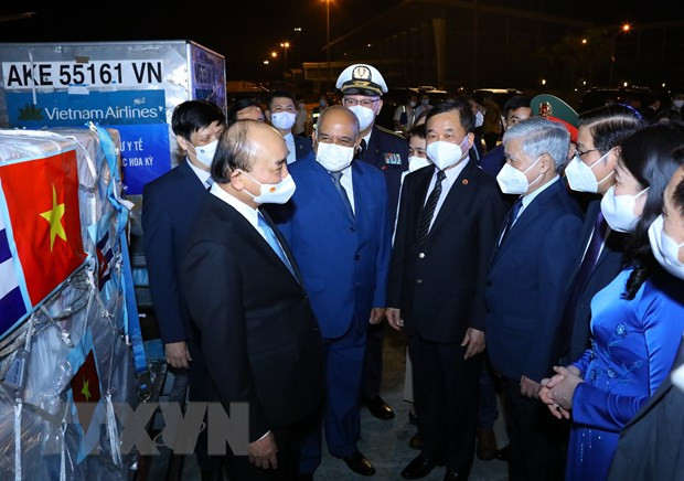 Presidente de Vietnam asiste a acto de entrega de vacunas y equipos médicos ảnh 1 Presidente de Vietnam asiste a acto de entrega de vacunas y equipos médicos ảnh 1