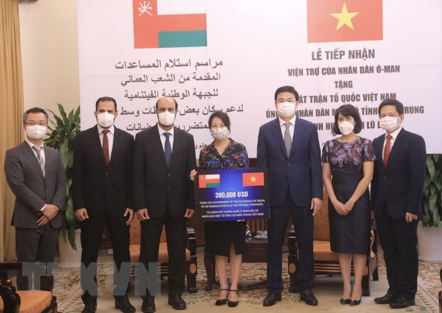 Reciben donación de Omán para pobladores vietnamitas afectados por inundaciones ảnh 1 Reciben donación de Omán para pobladores vietnamitas afectados por inundaciones ảnh 1