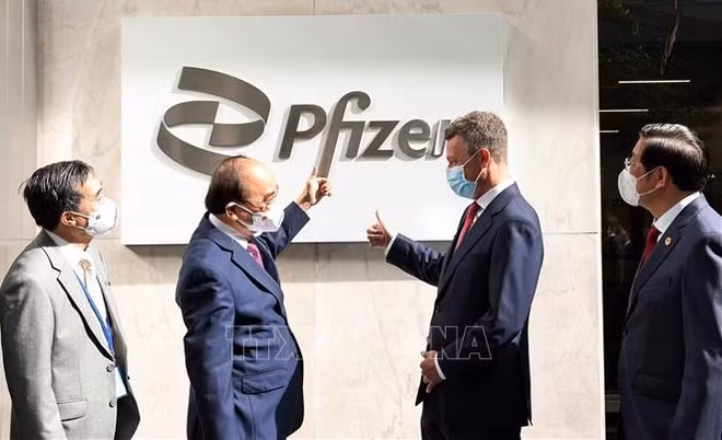 Presidente de Vietnam urge a Pfizer a asegurar suministro de vacunas ảnh 1