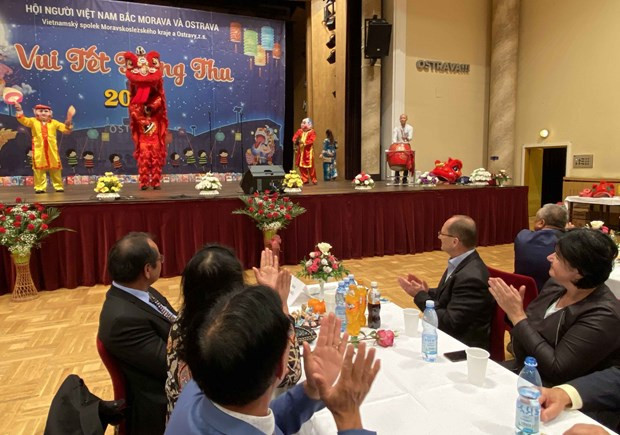 Celebran Festival del Medio Otoño para niños vietnamitas en ciudad checa ảnh 1 Celebran Festival del Medio Otoño para niños vietnamitas en ciudad checa ảnh 1