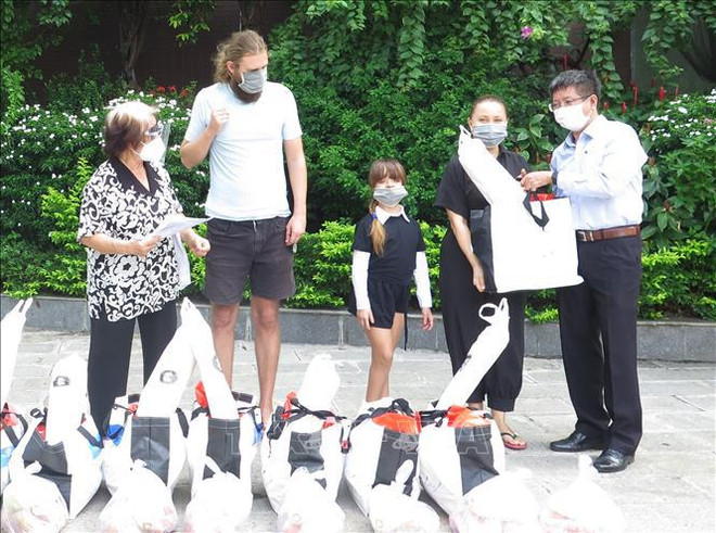 Provincia vietnamita apoya a extranjeros afectados por el COVID-19 ảnh 1