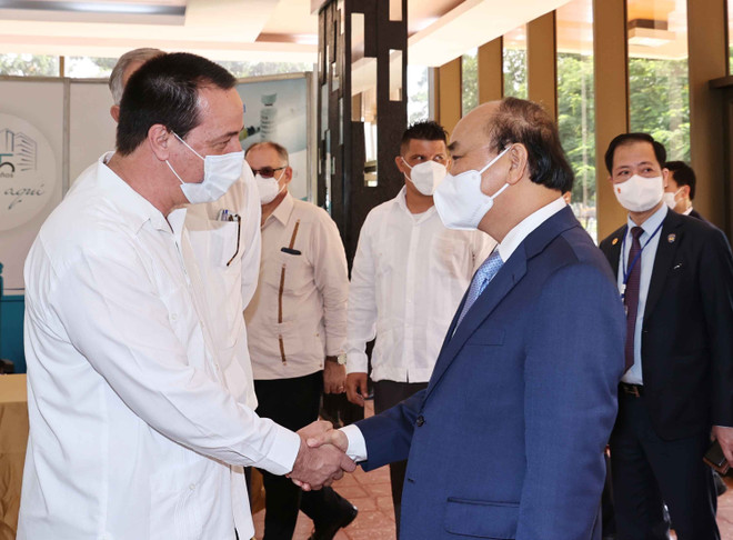 Presidente vietnamita visita el Centro de Ingeniería Genética y Biotecnología en Cuba ảnh 1 Presidente vietnamita visita el Centro de Ingeniería Genética y Biotecnología en Cuba ảnh 1