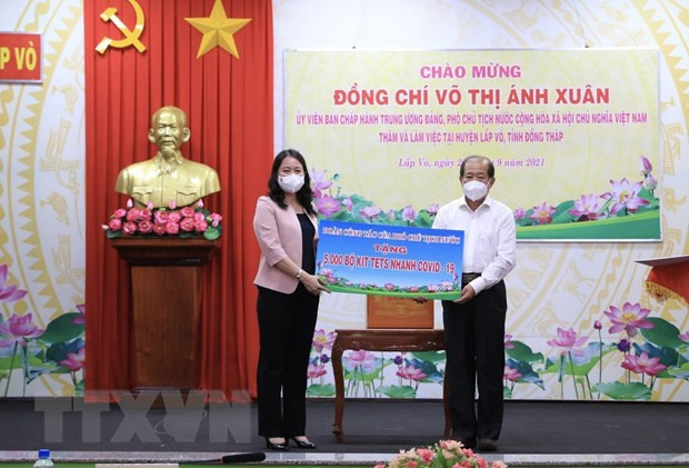 COVID-19: Vicepresidenta de Vietnam entrega ayudas a la provincia de Dong Thap ảnh 1 COVID-19: Vicepresidenta de Vietnam entrega ayudas a la provincia de Dong Thap ảnh 1
