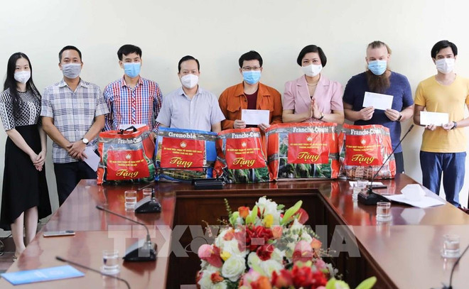 Hanoi apoya a los extranjeros afectados por el COVID-19 en la ciudad ảnh 1 Hanoi apoya a los extranjeros afectados por el COVID-19 en la ciudad ảnh 1