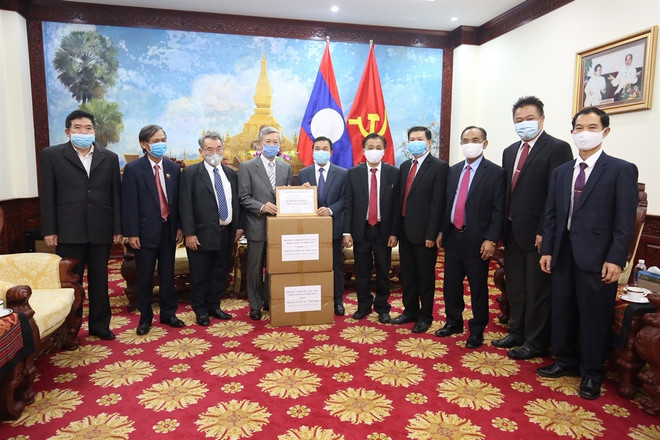 Vietnam presenta suministros médicos al pueblo de Laos ảnh 1