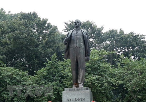 Dirigentes partidistas y estatales de Vietnam rinden tributo a Lenin en Hanoi ảnh 1 Dirigentes partidistas y estatales de Vietnam rinden tributo a Lenin en Hanoi ảnh 1