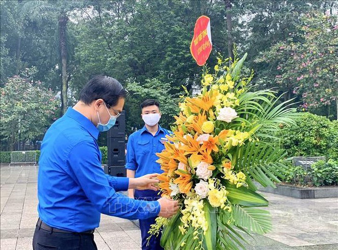 Jóvenes de Hanoi rinden homenaje a Lenin ảnh 1